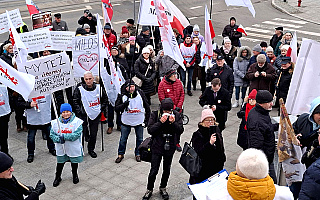 Przed urzędem wojewódzkim odbył się protest przeciwko edukacji zdrowotnej w szkołach Przed urzędem wojewódzkim odbył się protest przeciwko edukacji zdrowotnej w szkołach